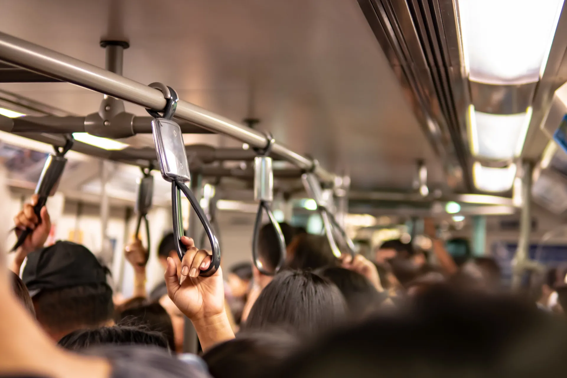 Congestionamento intenso em uma rodovia de várias pistas, mostrando os problemas de trânsito.