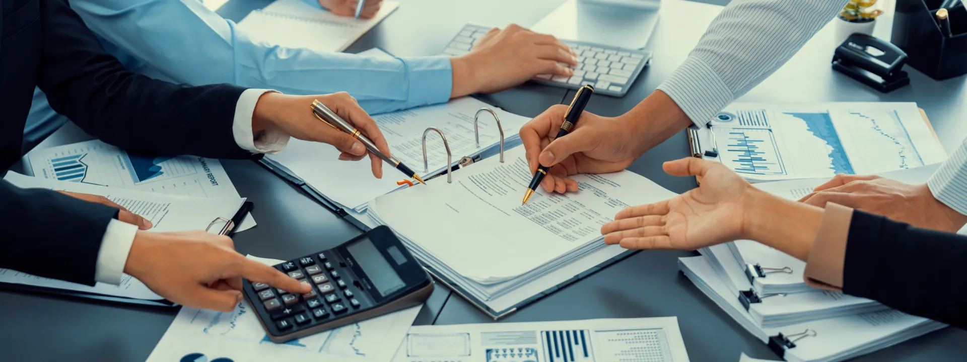 Calculadora e formulários de imposto, simbolizando a baixa tributação nos EUA.