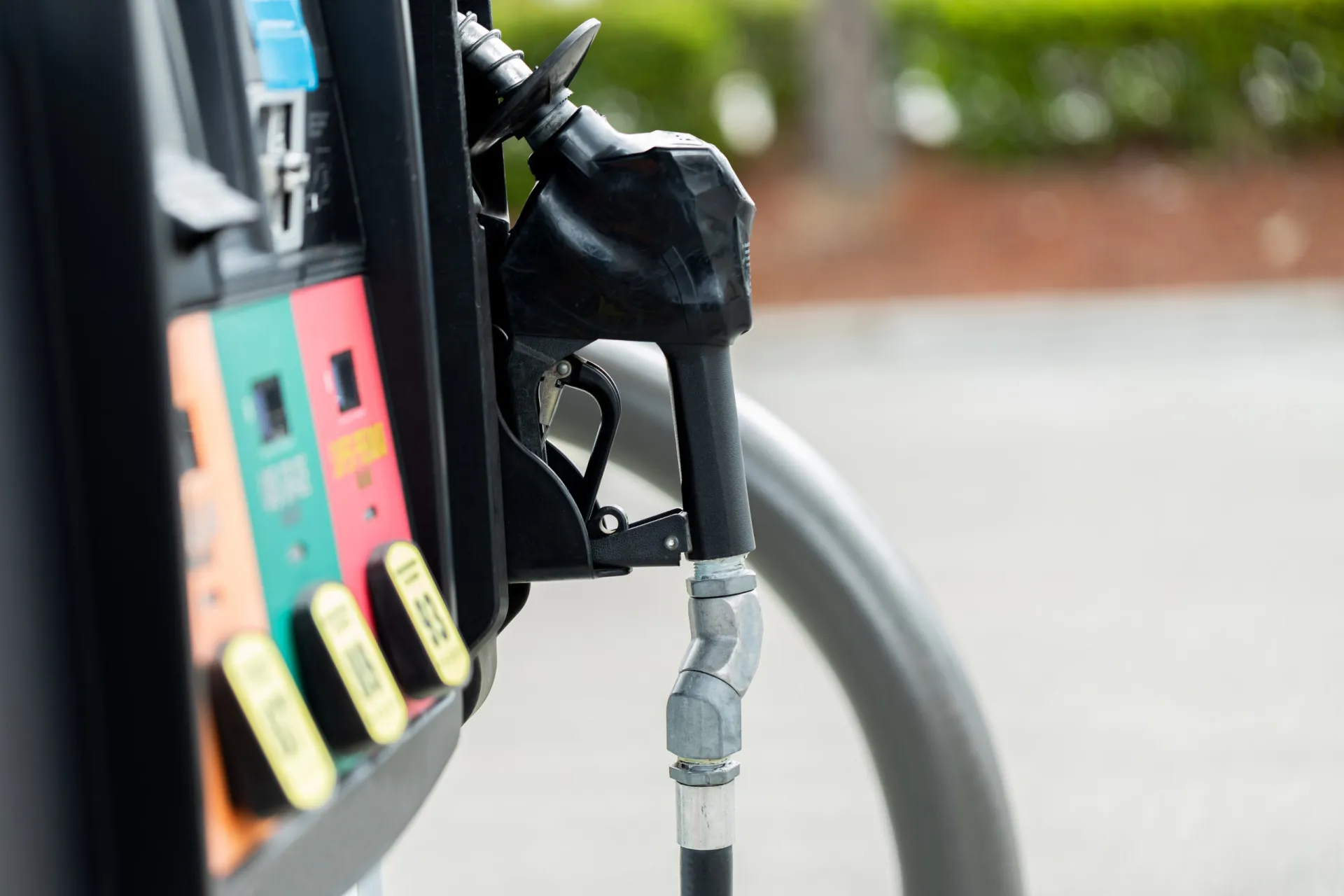 Bomba de gasolina em um posto de combustível, indicando os baixos custos nos EUA.