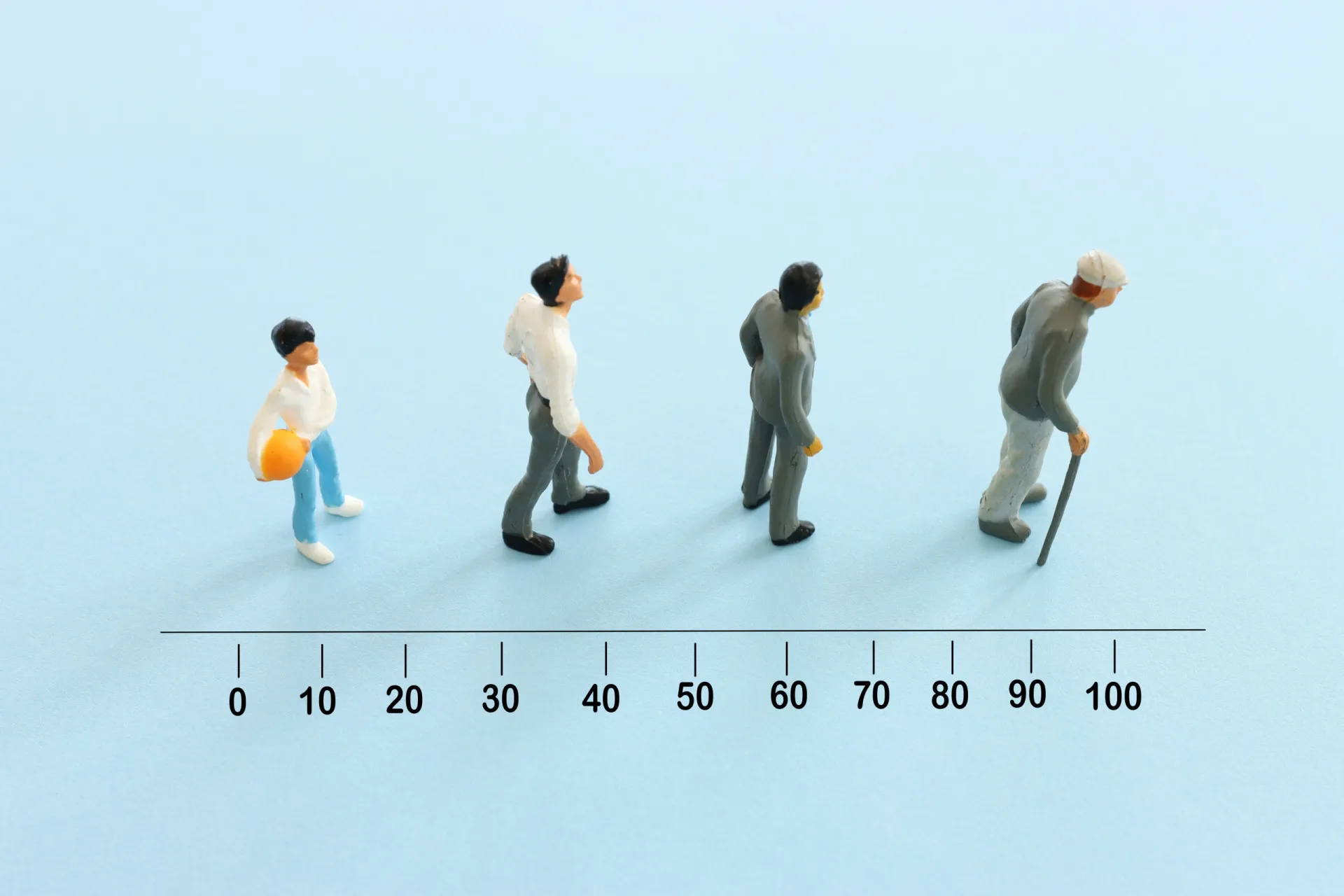 Gráfico mostrando uma linha de declínio da expectativa de vida, com um eletrocardiograma ao fundo.