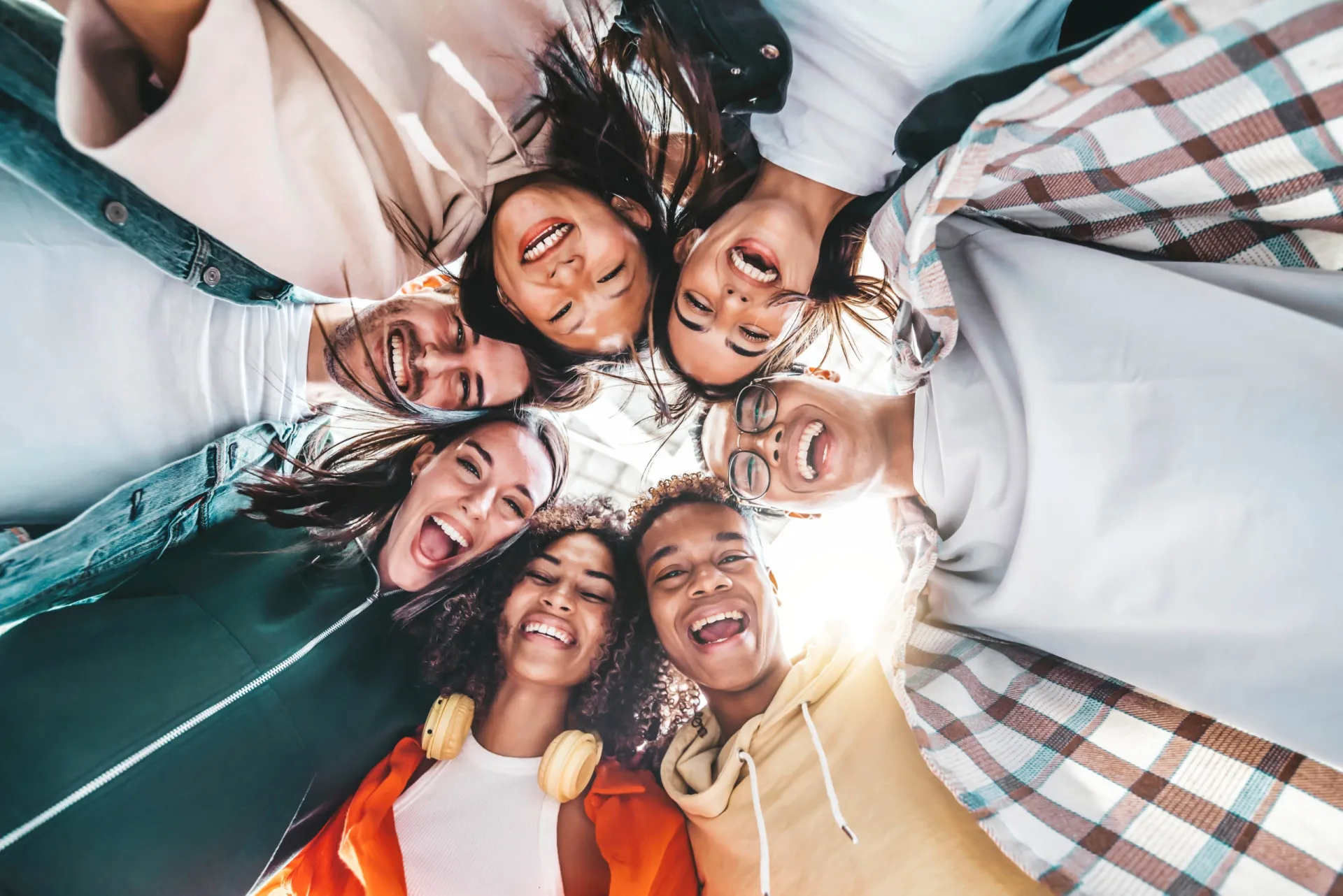 Grupo de pessoas de diferentes etnias sorrindo juntas, representando a diversidade dos EUA.