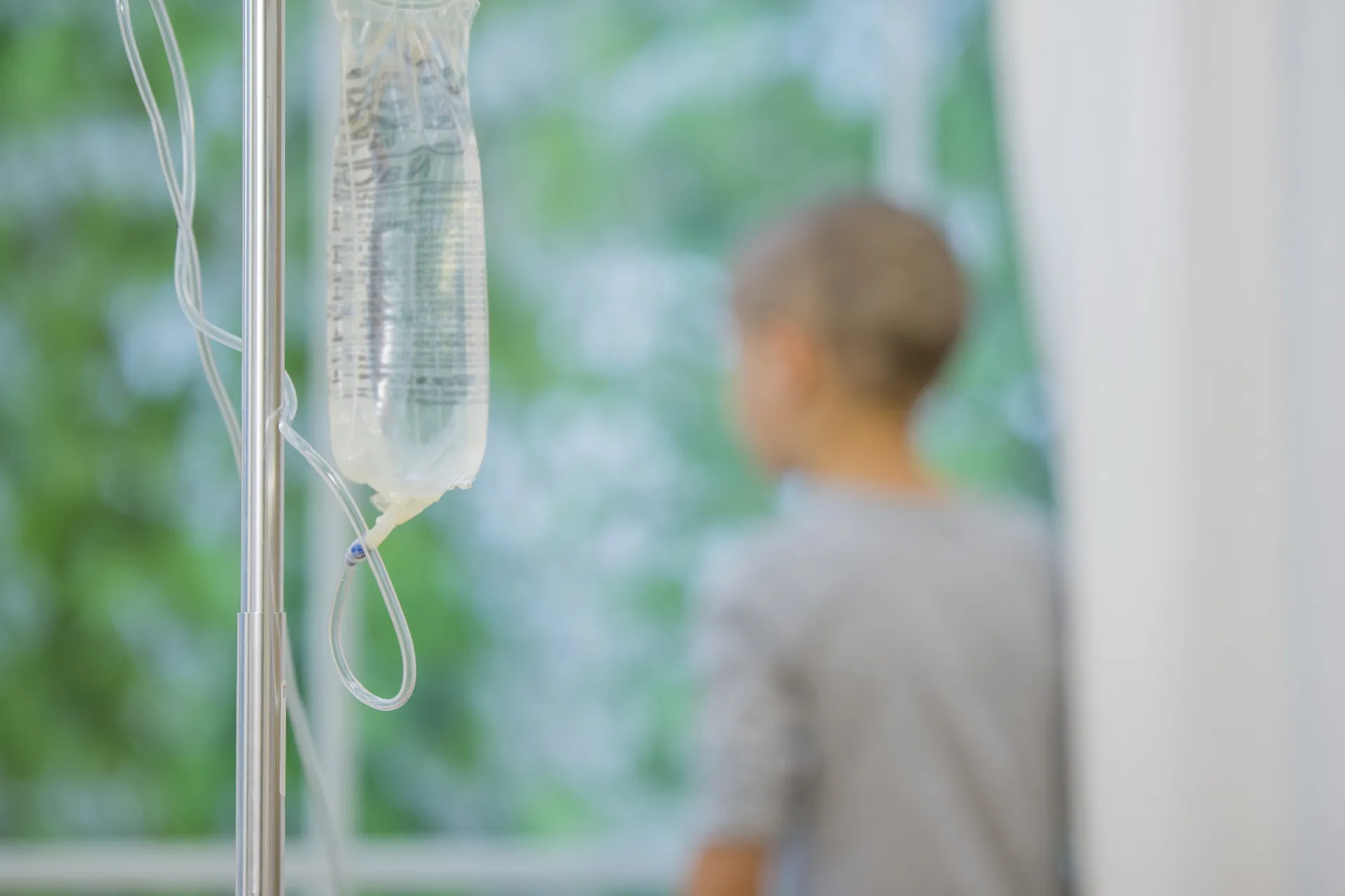 Médico conversando com um paciente em um ambiente hospitalar, com foco em esperança.