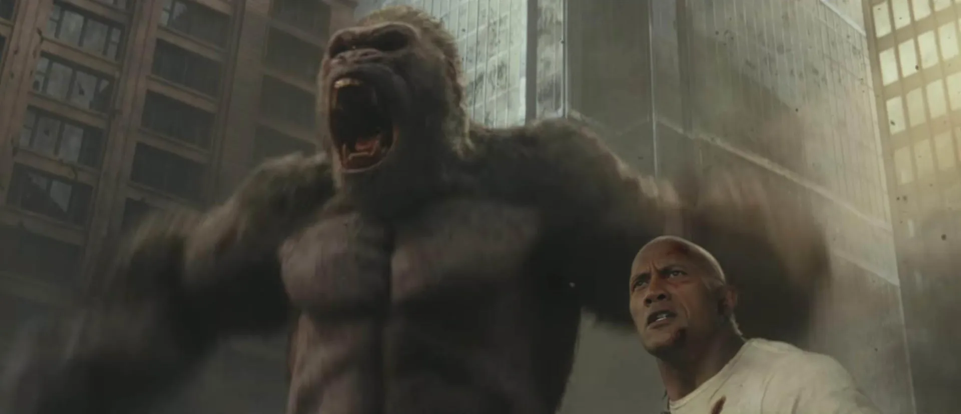 Cena do filme 'Rampage' onde um lobo gigante e um gorila causam destruição em uma cidade.