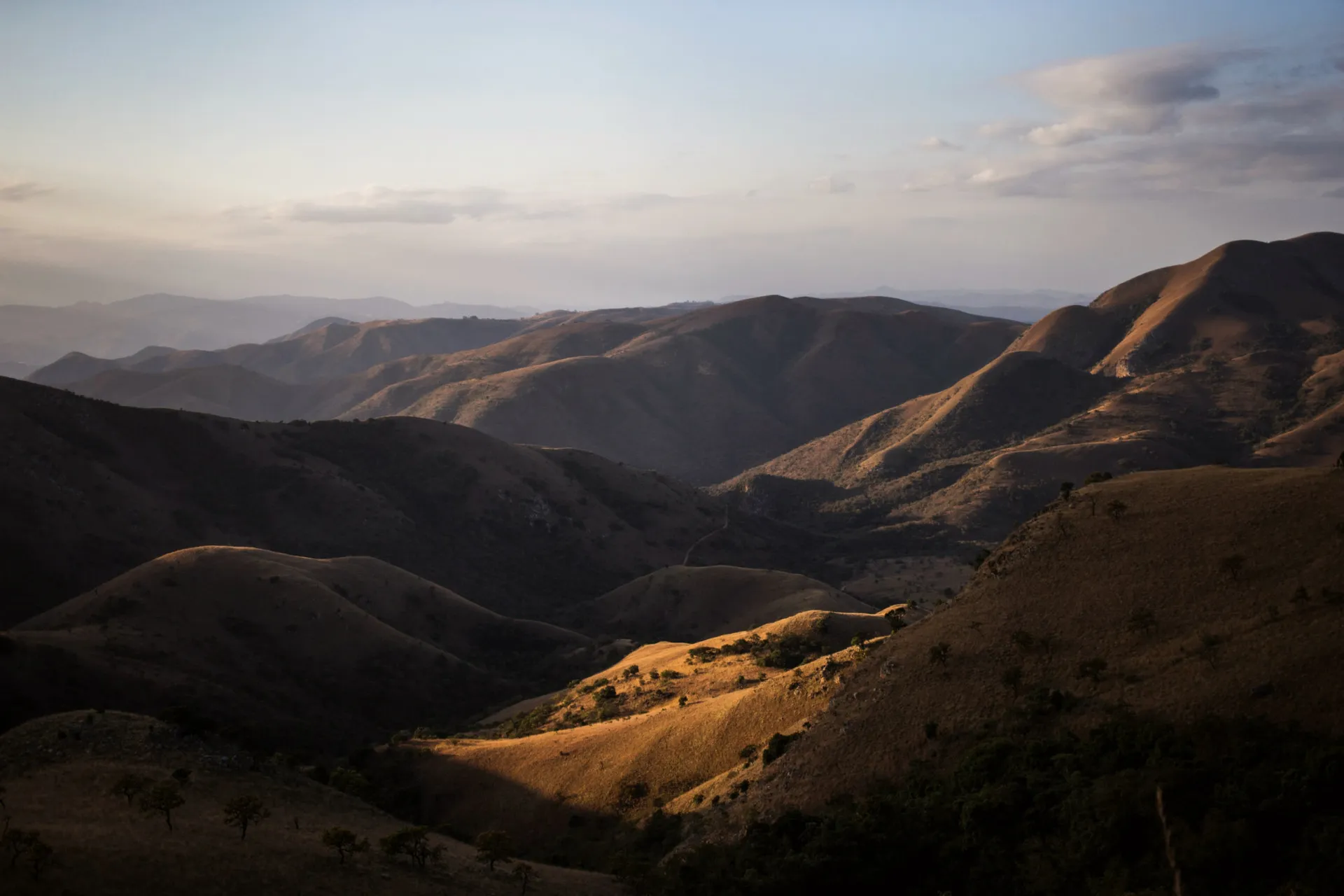 As colinas verdes e onduladas das Montanhas Makhonjwa na África do Sul, a cordilheira mais antiga do mundo.
