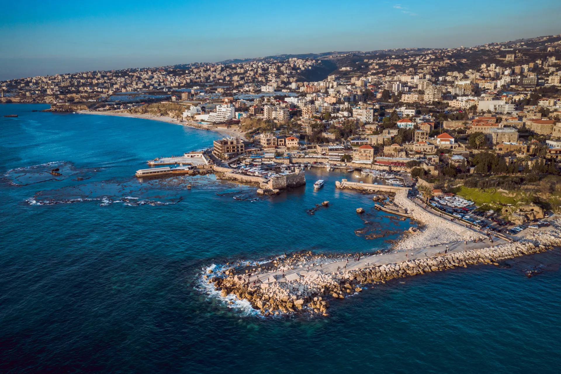 Barcos de pesca coloridos atracados no histórico Porto de Byblos, no Líbano.