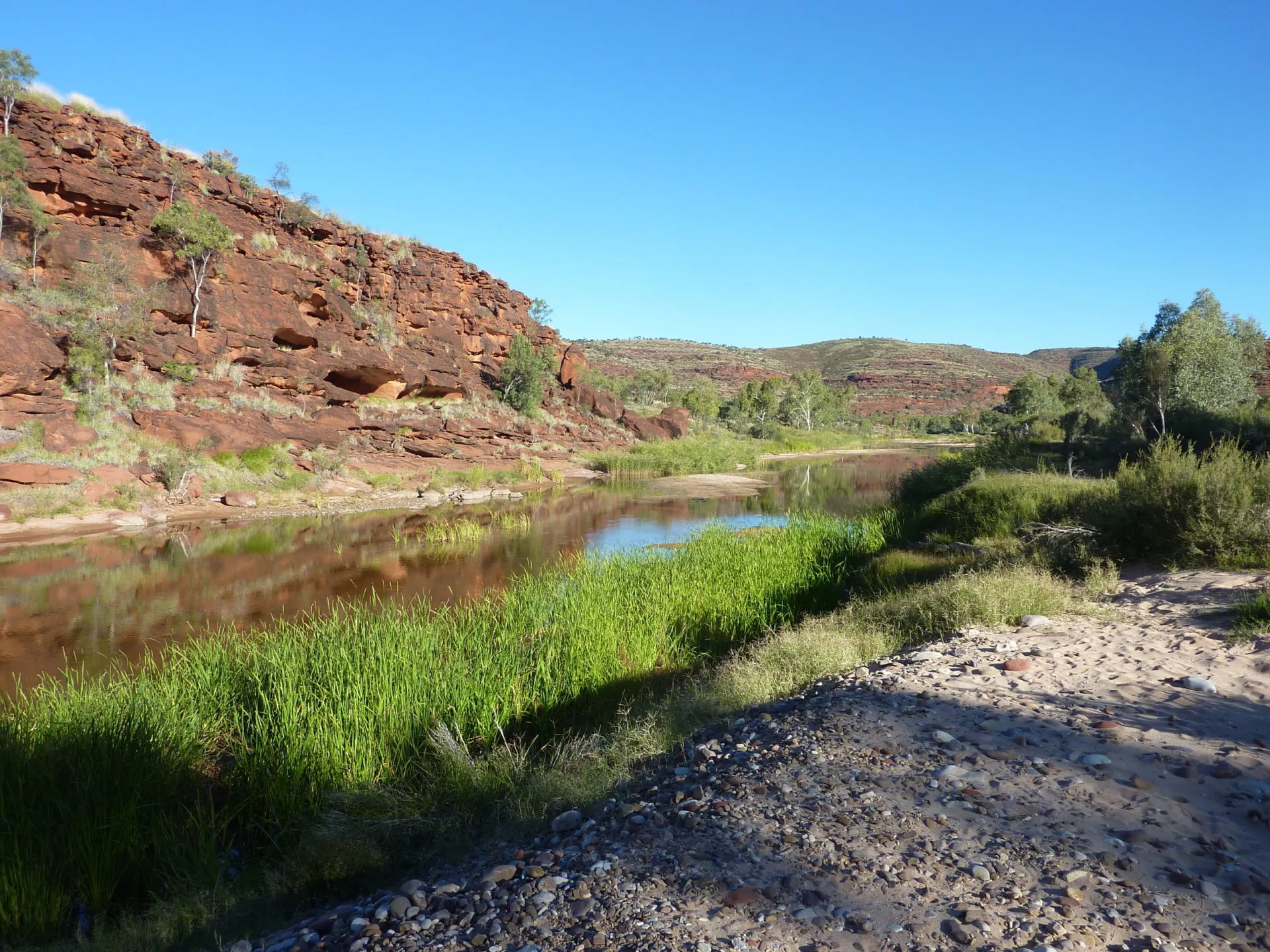 O Rio Finke fluindo por uma paisagem árida no centro da Austrália.