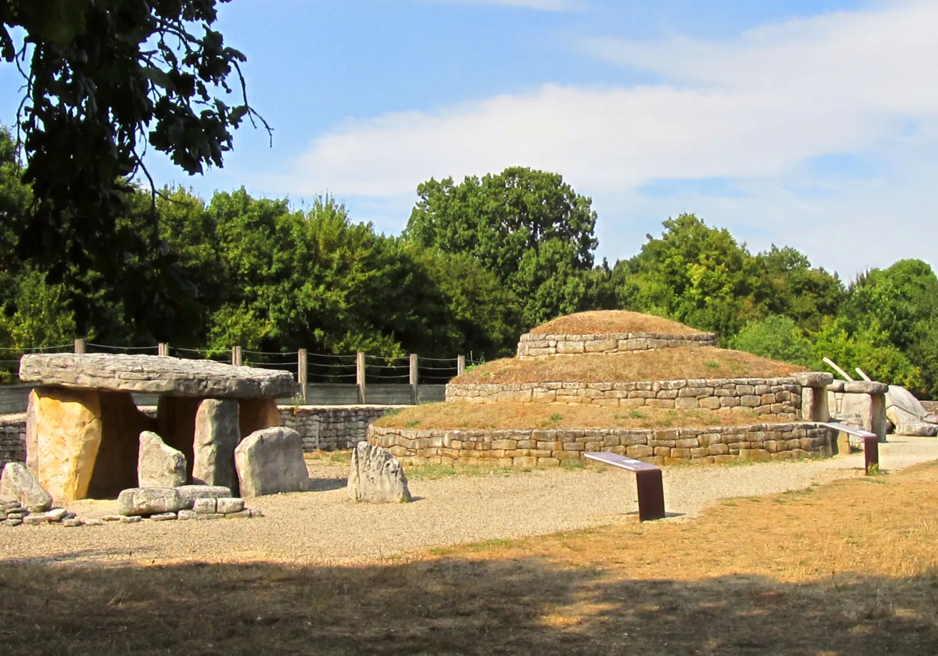 O Tumulus de Bougon, um monte de terra e pedra que abriga túmulos neolíticos de 4.800 a.C. na França.