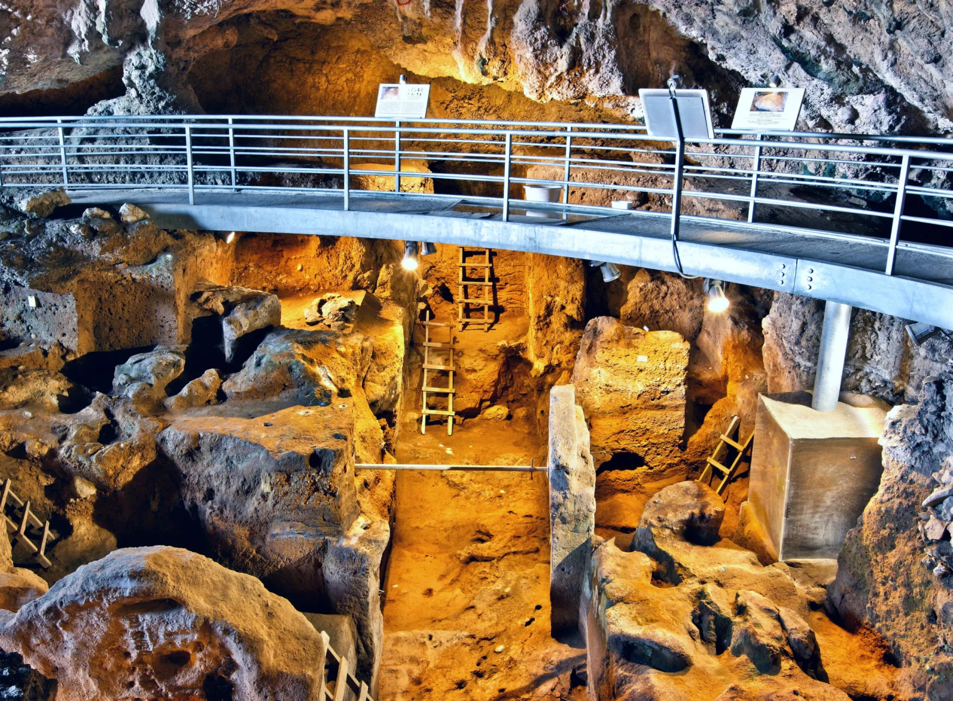 A entrada da Caverna de Teópetra na Grécia, com uma parede de pedra construída pelo homem há 23.000 anos.