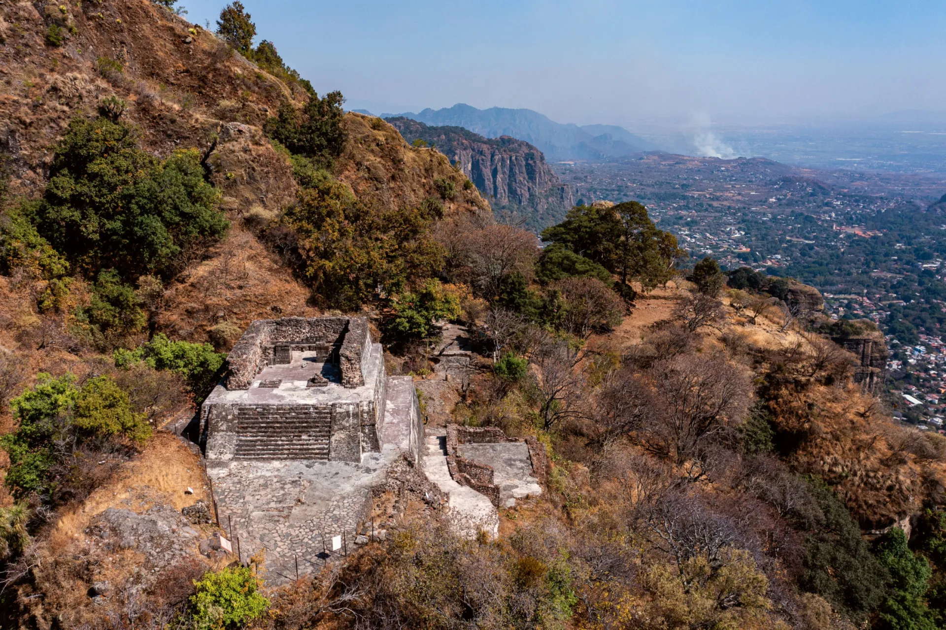 Vista do templo El Tepozteco no topo de uma montanha em Tepoztlán, México.