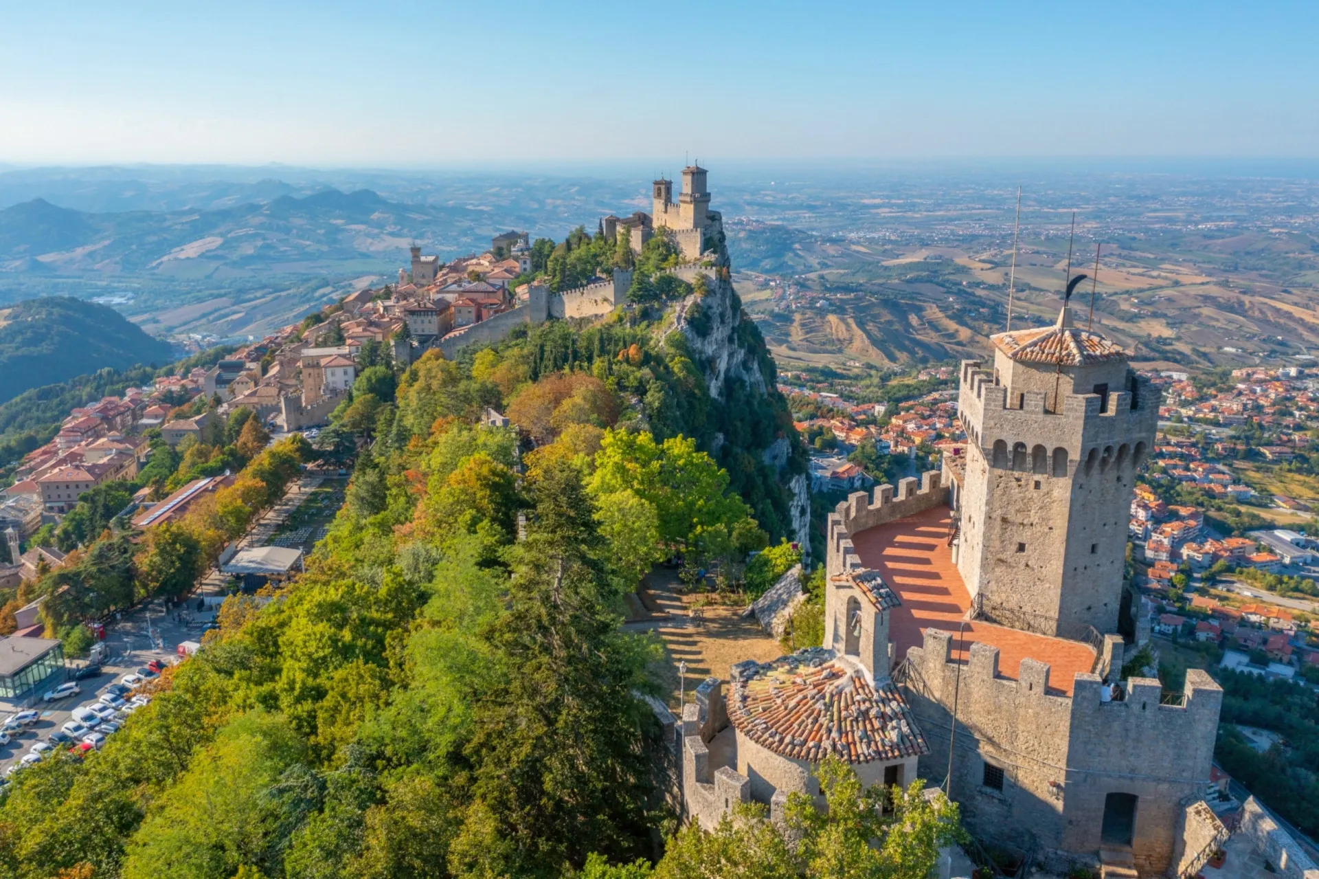 Vista panorâmica de San Marino, um pequeno enclave montanhoso na Itália.