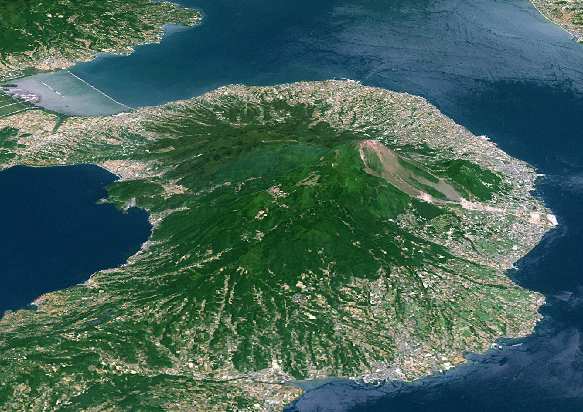 O Monte Unzen no Japão, com fumaça subindo de sua cratera, mostrando sua atividade vulcânica.
