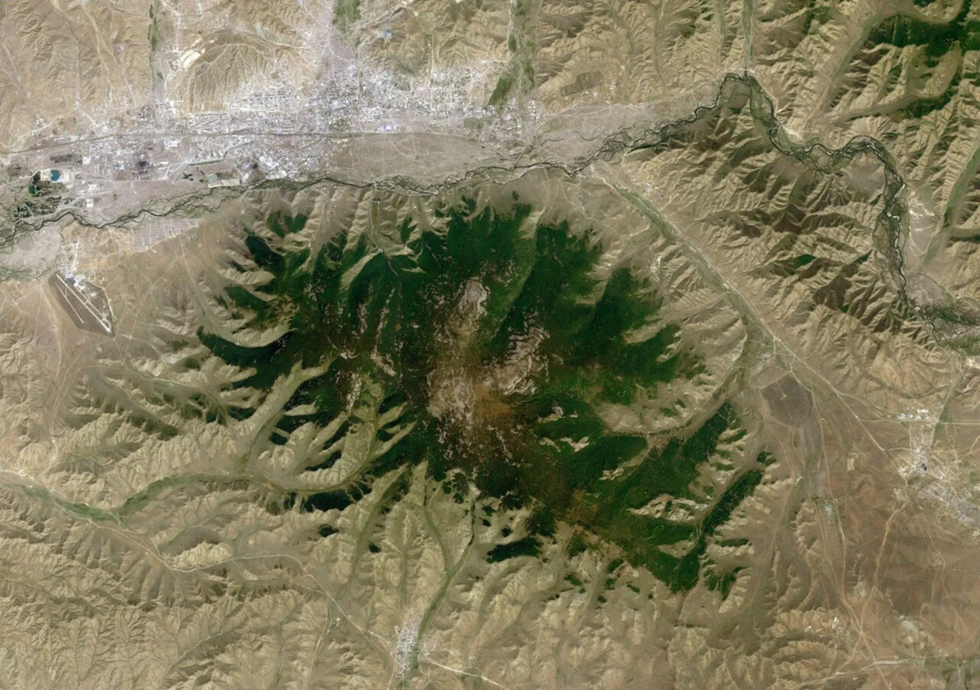 Imagem de satélite mostrando a montanha Bogd Khan e a Reserva da Biosfera na Mongólia.