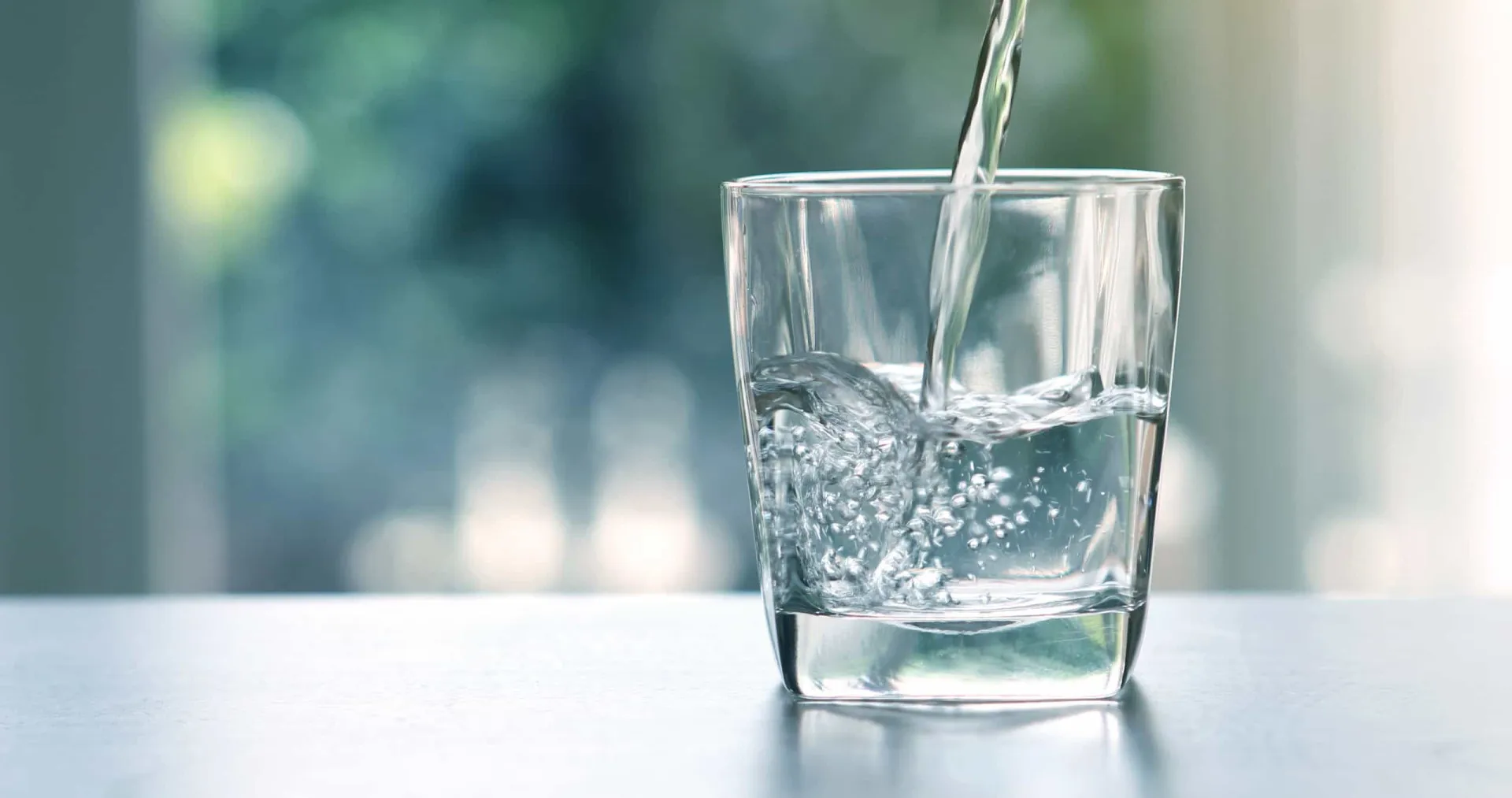 A garrafa de água Acqua Di Cristallo, coberta de ouro 24 quilates e com um design artístico.