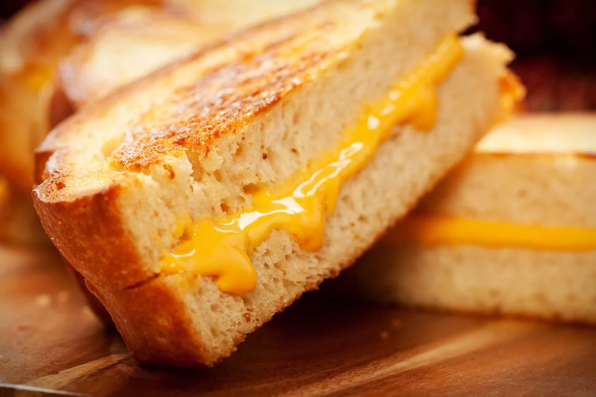 Um sanduíche de queijo grelhado com bordas douradas e recheio derretido.
