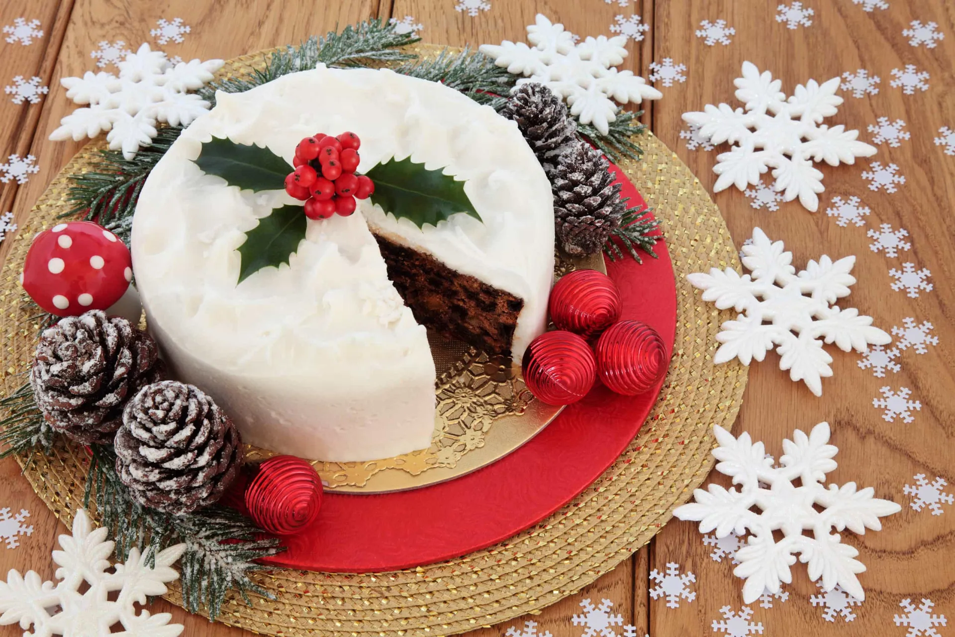 Um bolo de frutas de Natal luxuosamente decorado, brilhando com diamantes.