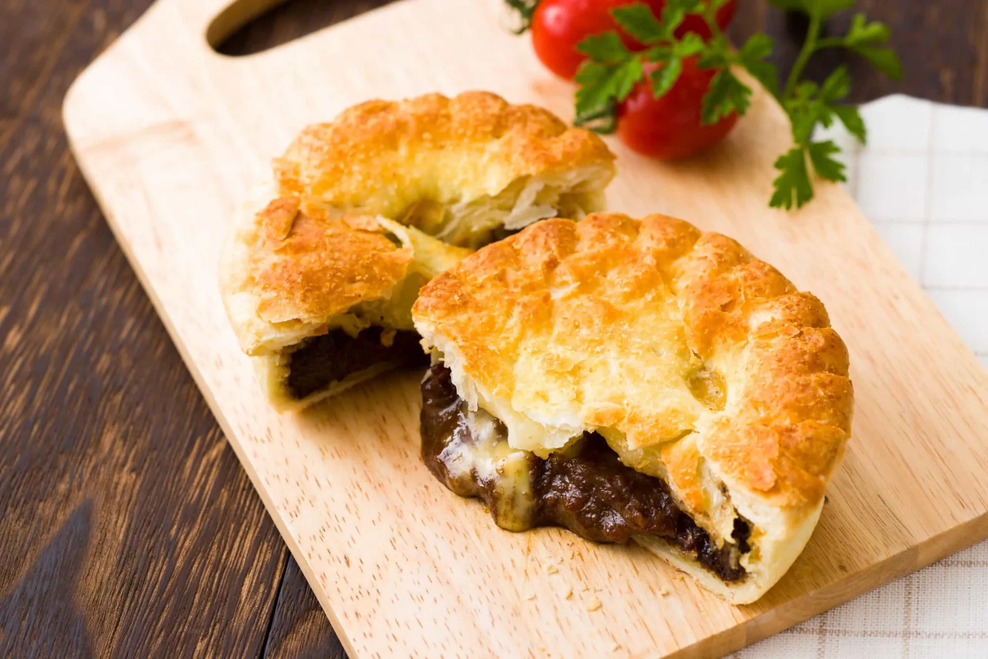 Uma torta de carne dourada e suculenta, com um recheio rico e luxuoso.
