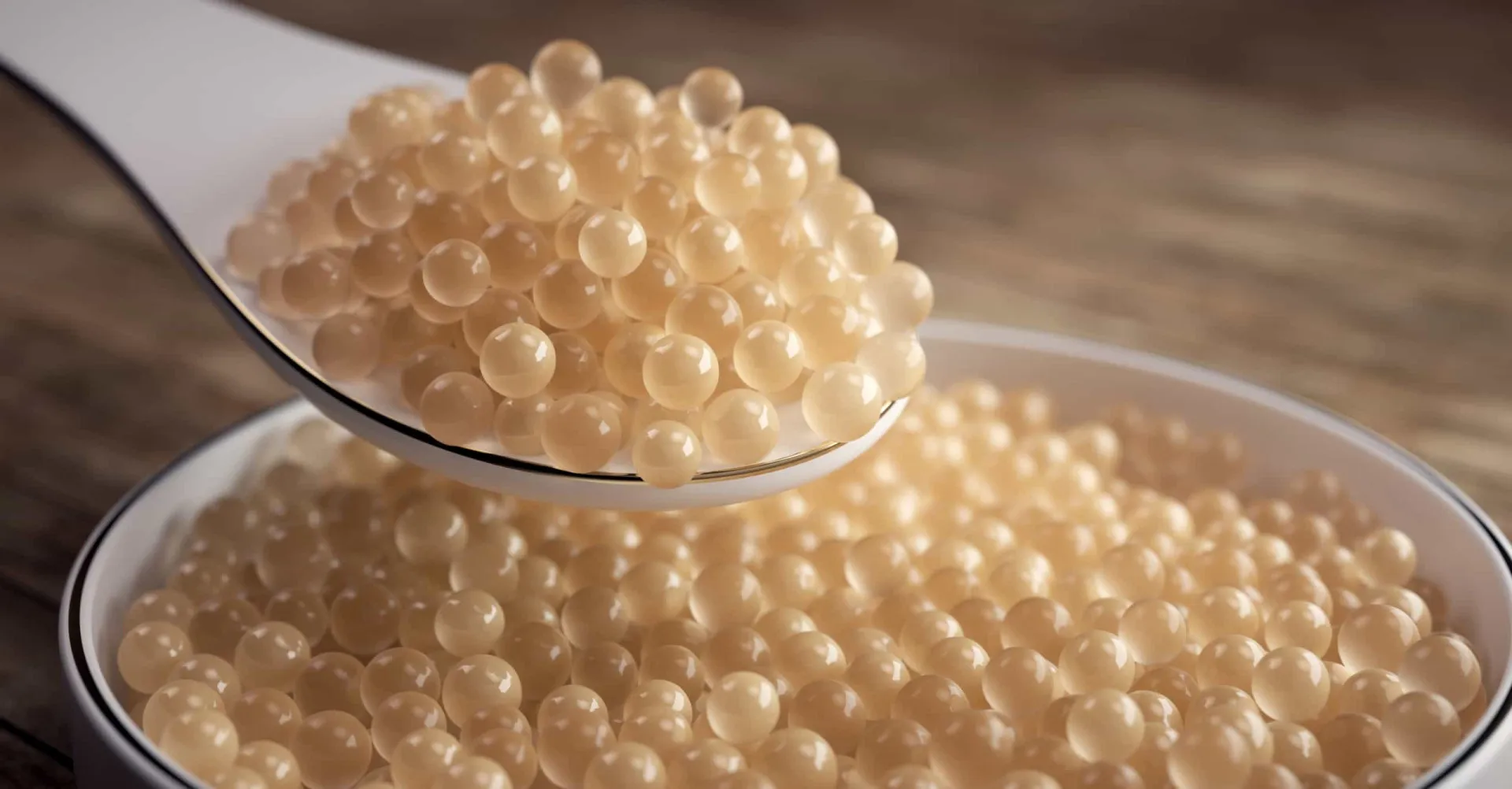 Uma lata de Almas Caviar, com as ovas claras, servida com uma colher de madrepérola.