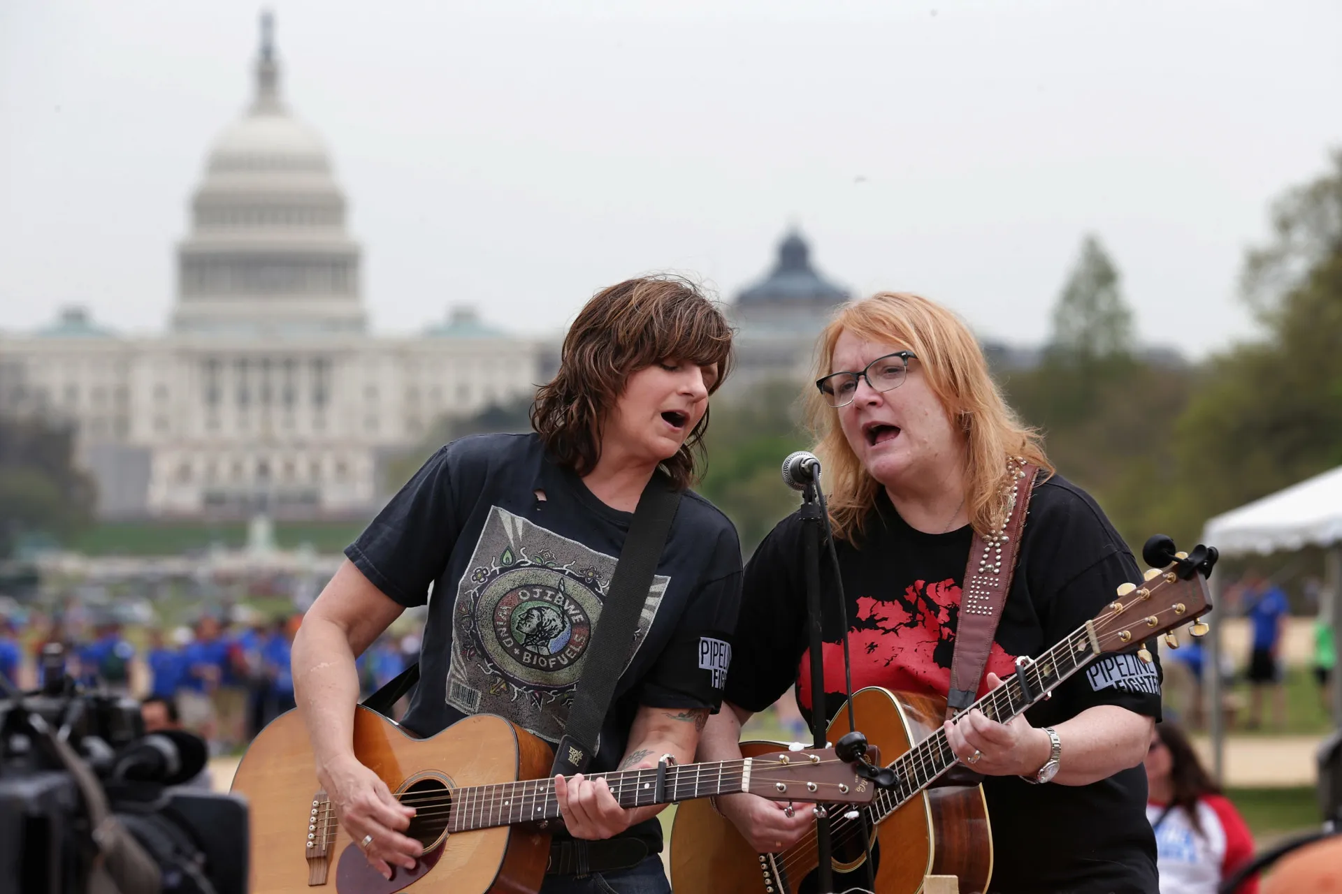 Emily Saliers e Amy Ray, da dupla Indigo Girls, com seus violões.