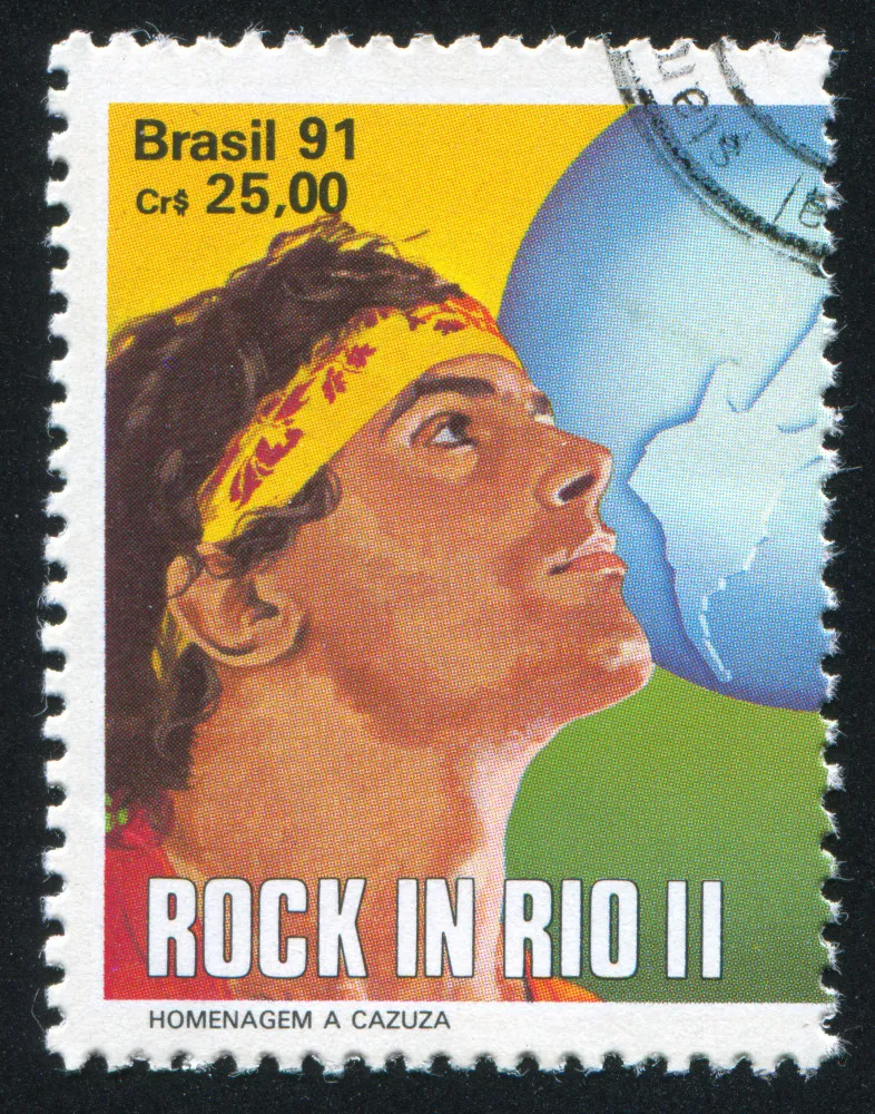 Cazuza, o poeta do rock brasileiro, em um retrato icônico.
