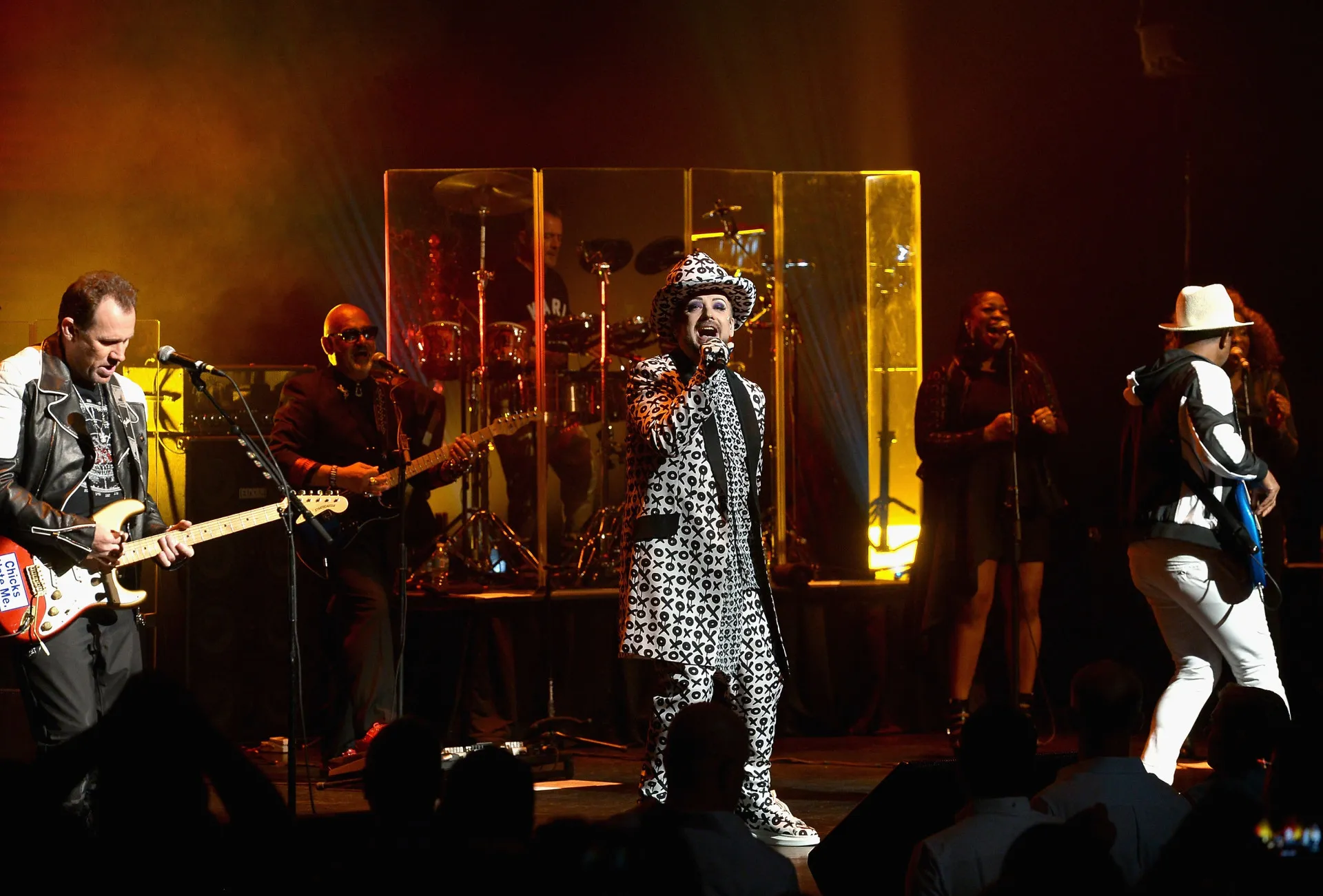 Boy George com seu chapéu característico e maquiagem marcante.