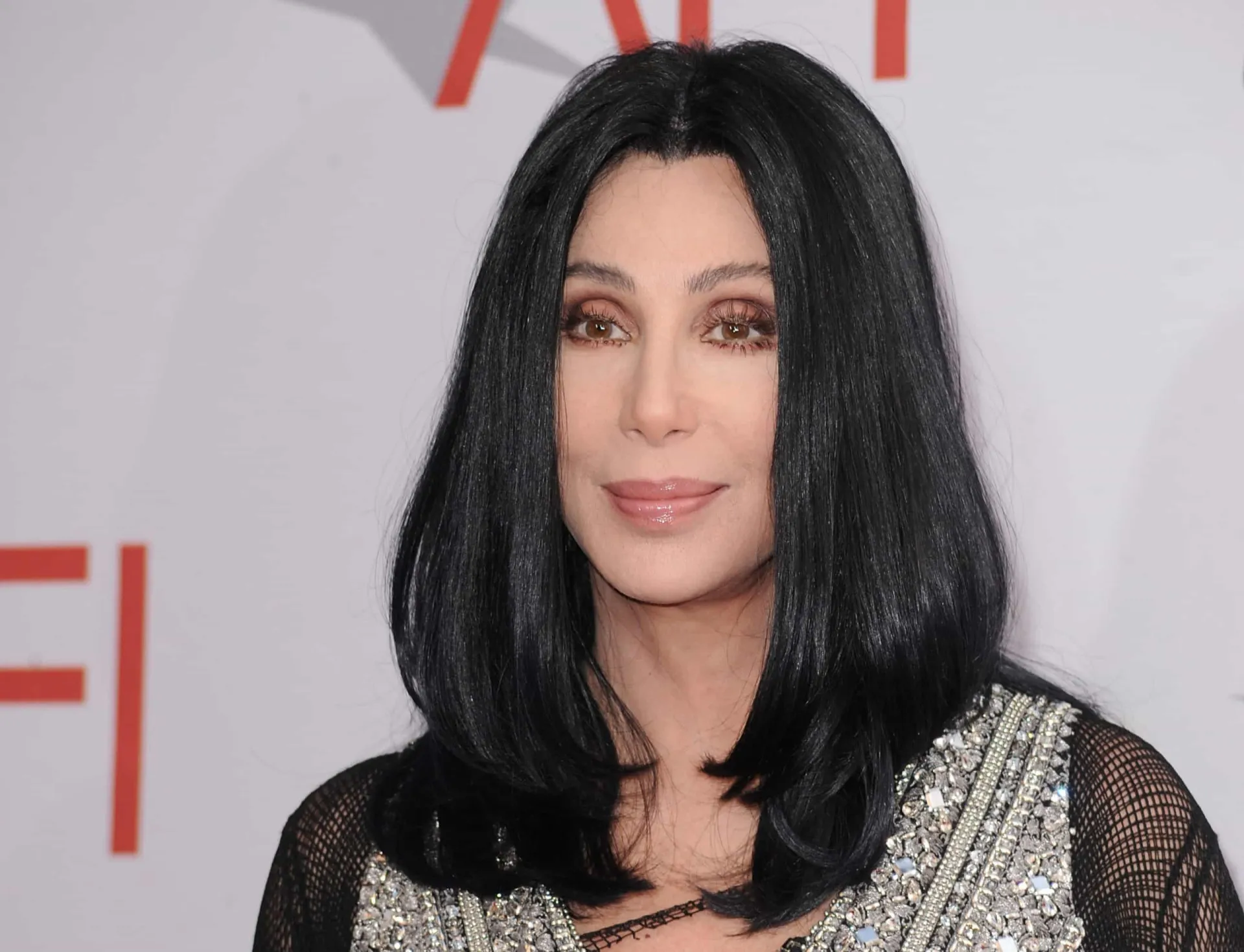 A 'Deusa do Pop' Cher, um ícone atemporal, em uma de suas performances.