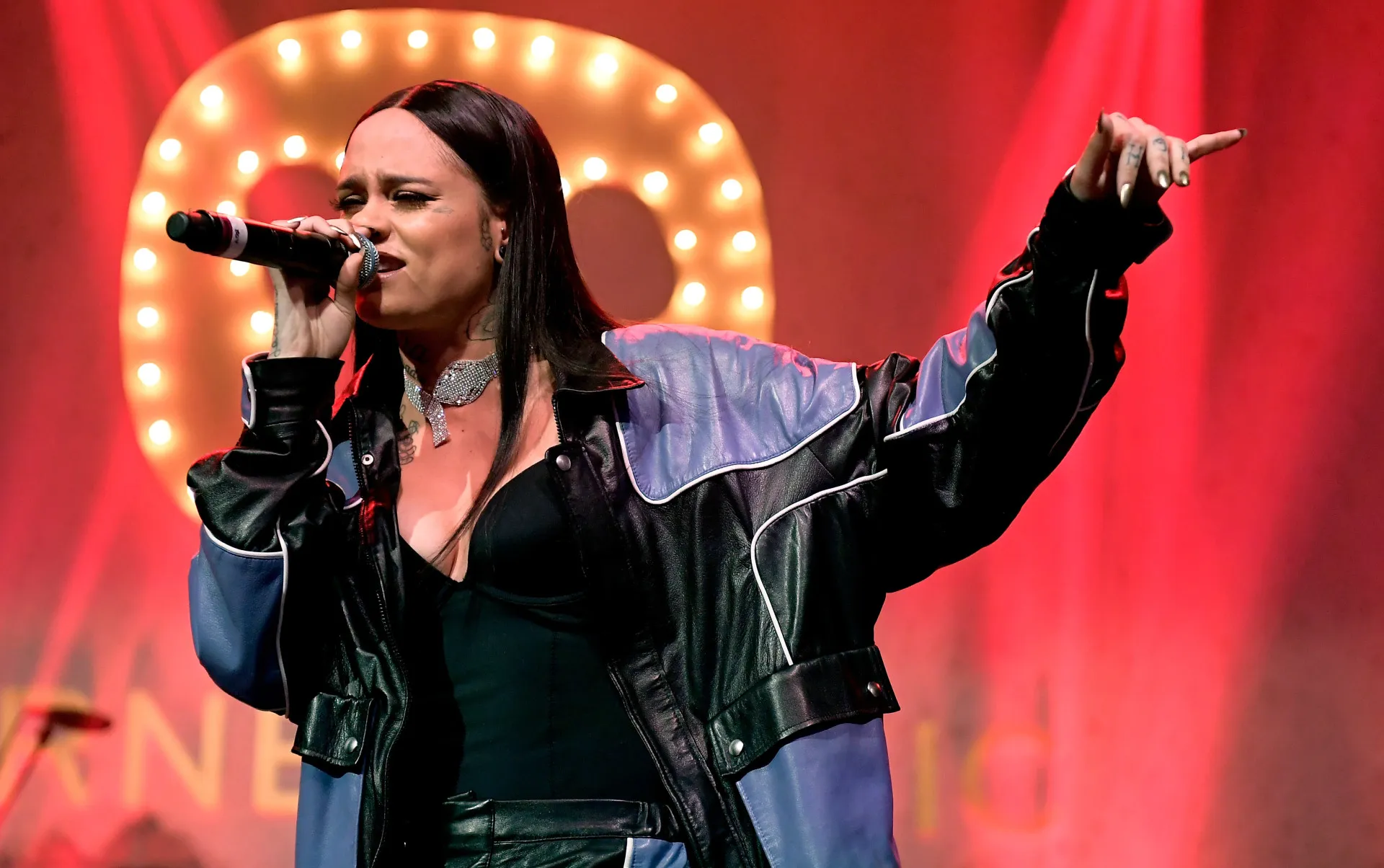 A cantora Kehlani com seu visual moderno e tatuagens à mostra.