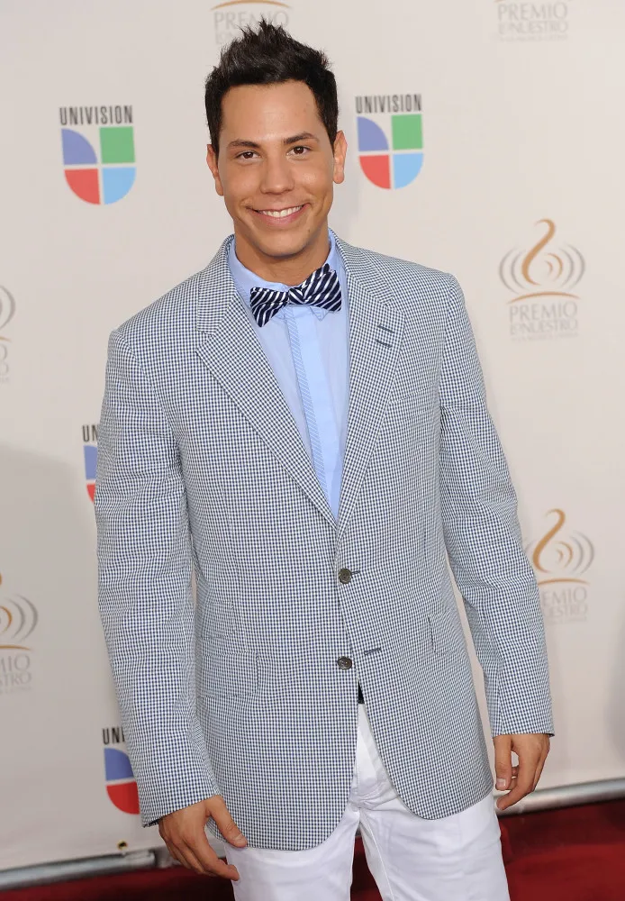 Christian Chávez, ex-RBD, sorrindo para a câmera.