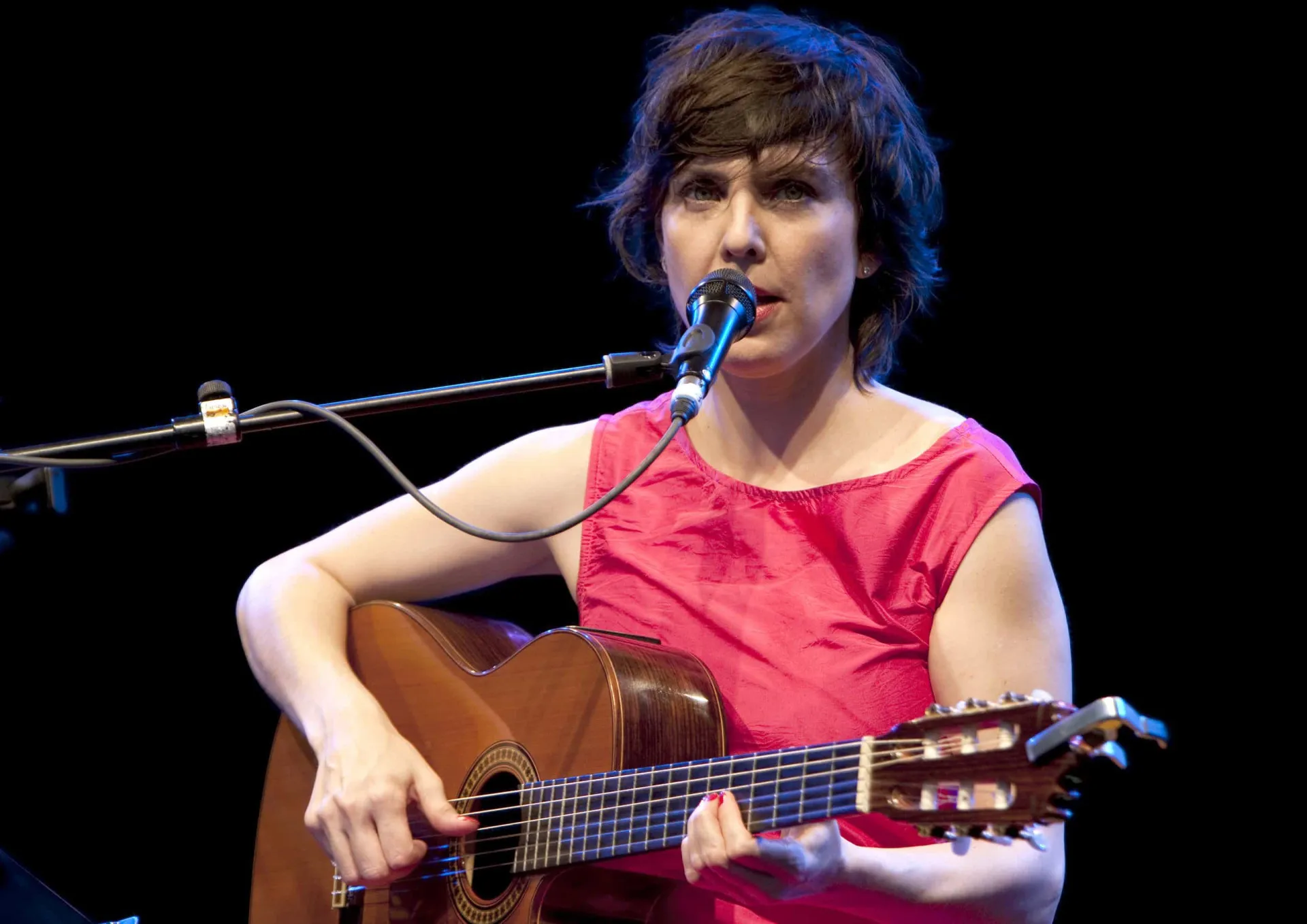 A cantora Adriana Calcanhotto, conhecida por sua discrição, em uma performance.