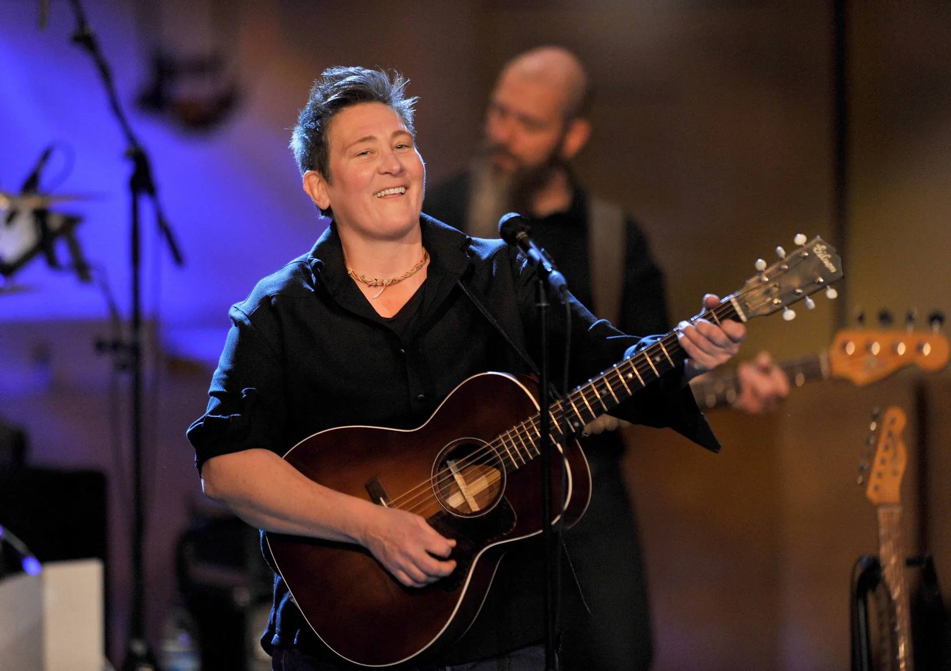 A cantora canadense k.d. Lang, conhecida por sua voz poderosa e estilo andrógino.