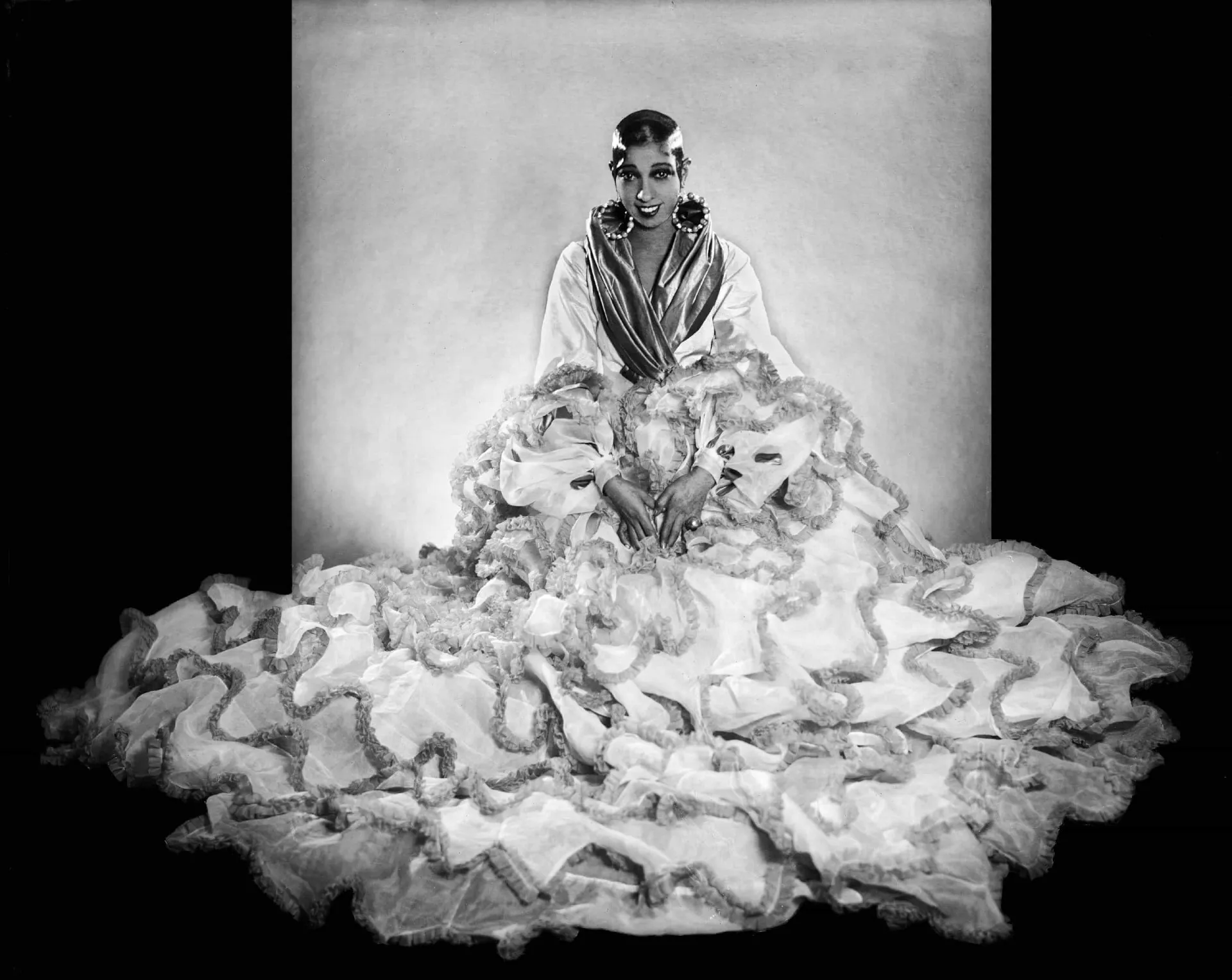 A icônica dançarina e cantora Josephine Baker em uma pose clássica da Era do Jazz.