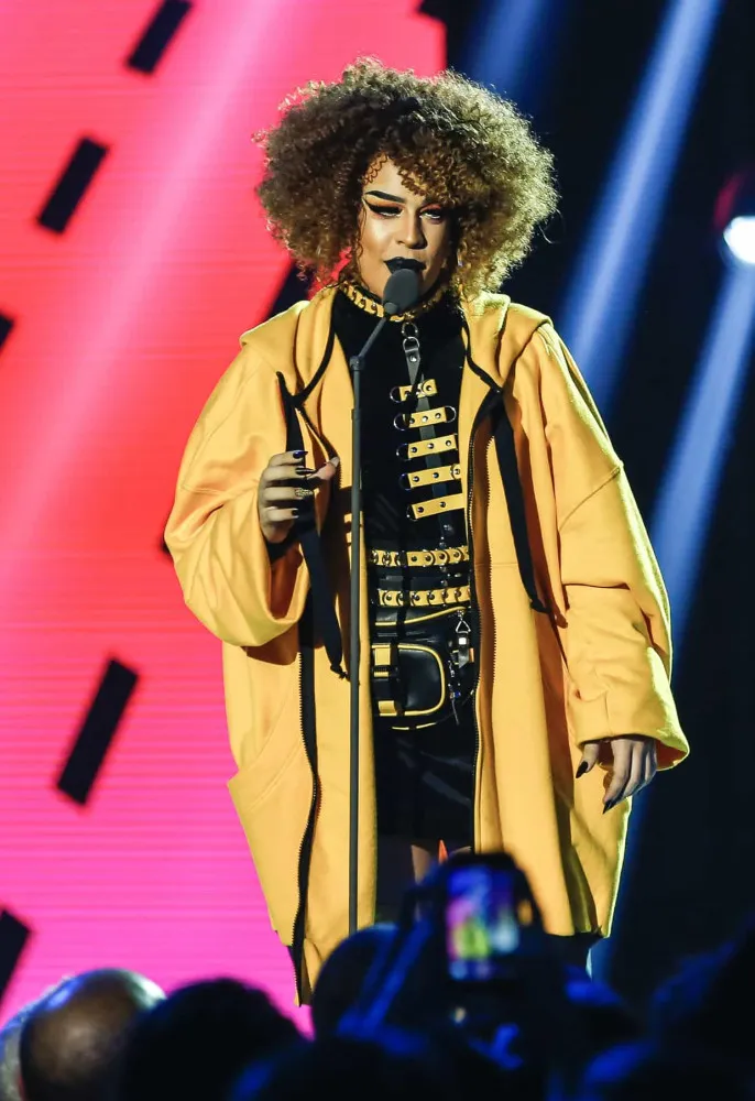 A drag queen Gloria Groove no palco, com um visual deslumbrante.