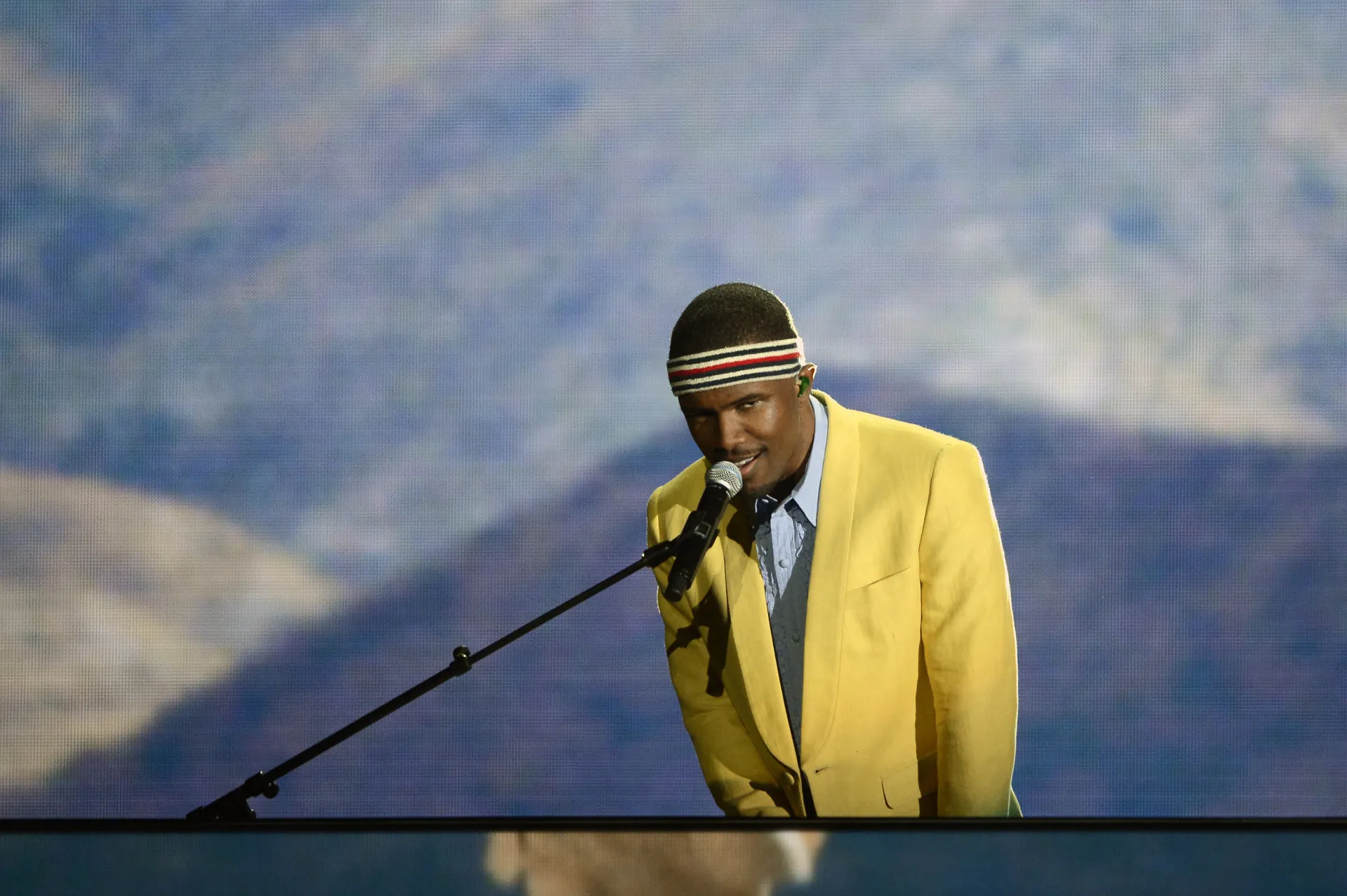 O cantor Frank Ocean em um momento introspectivo, com iluminação suave.