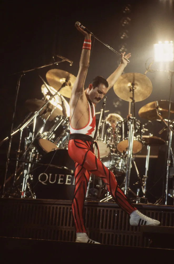 Freddie Mercury no palco, em uma de suas icônicas performances com o Queen.