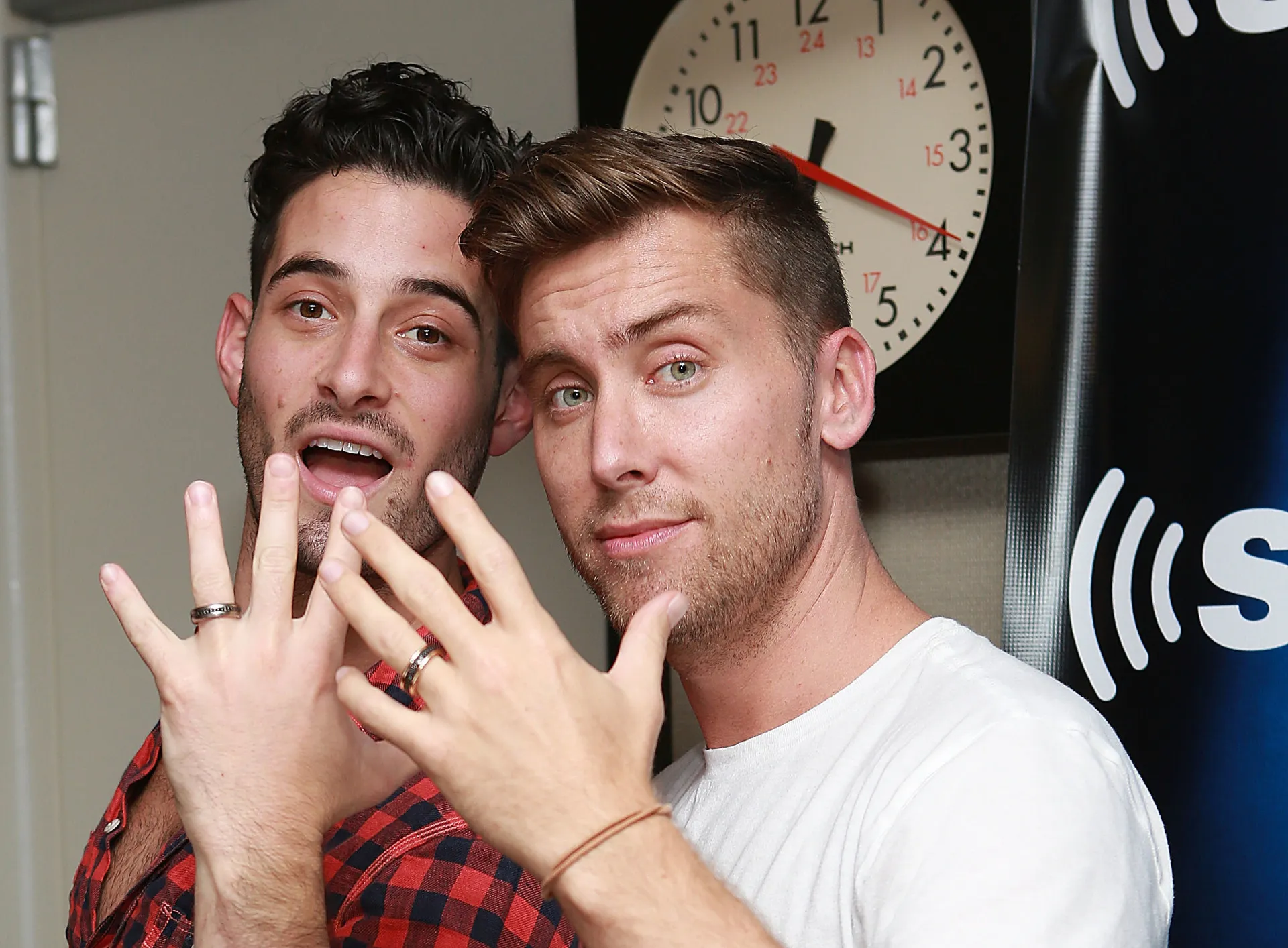 Lance Bass, ex-integrante da boy band NSYNC, sorrindo em um evento.