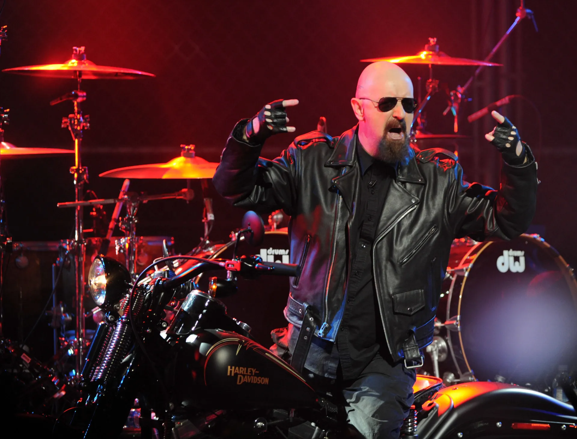 Rob Halford, o 'Metal God' do Judas Priest, com seu visual de couro e tachas.