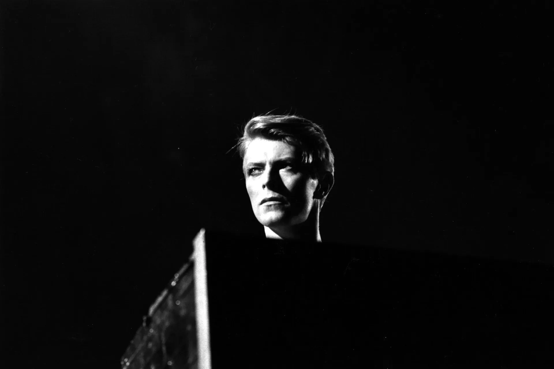 David Bowie com seu icônico raio no rosto, na persona de Ziggy Stardust.