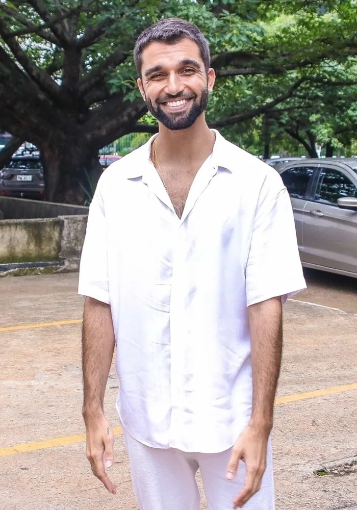 O cantor Silva, talento da nova MPB, em uma foto casual.