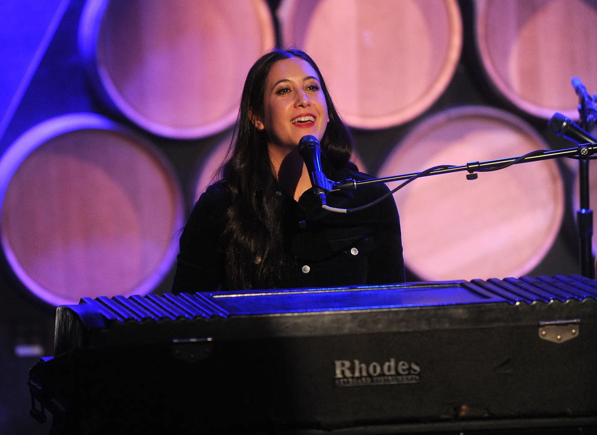 Vanessa Carlton, cantora do hit 'A Thousand Miles', sorrindo.