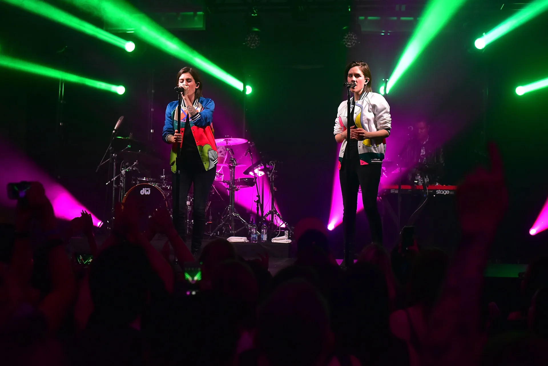 As irmãs gêmeas Tegan e Sara, da dupla de indie pop canadense.